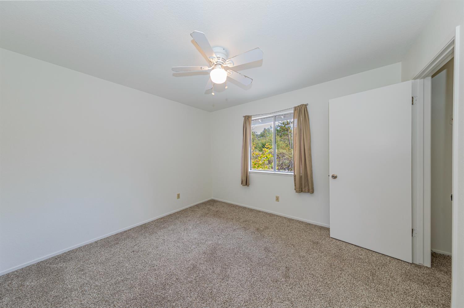 42634 Springwood Road Oakhurst, CA 93644 - Photo 28 of 40 upstairs bedroom #3