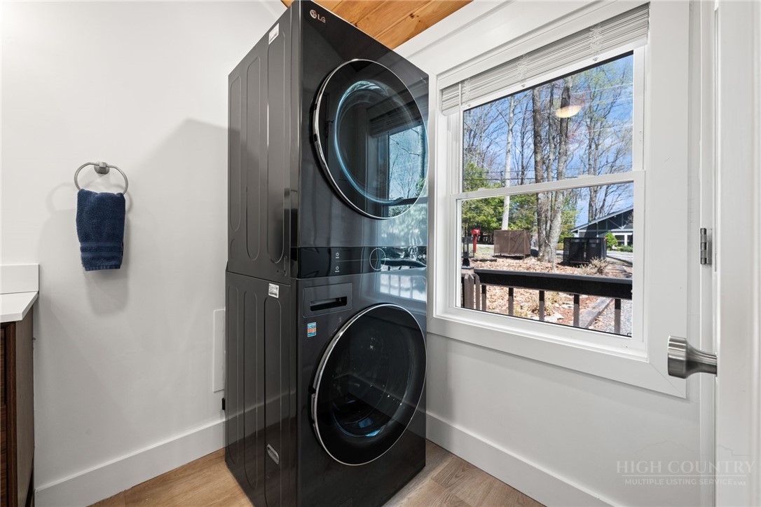811 Pine Ridge Road Beech Mountain, NC 28604 - Photo 17 of 26 a view of a bedroom with washer and dryer