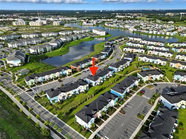 an outdoor space with lots of green and white space