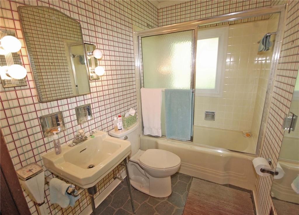 850 Bower Hill Road Pittsburgh, PA 15243 - Photo 13 of 13 Second full bath that has been updated.