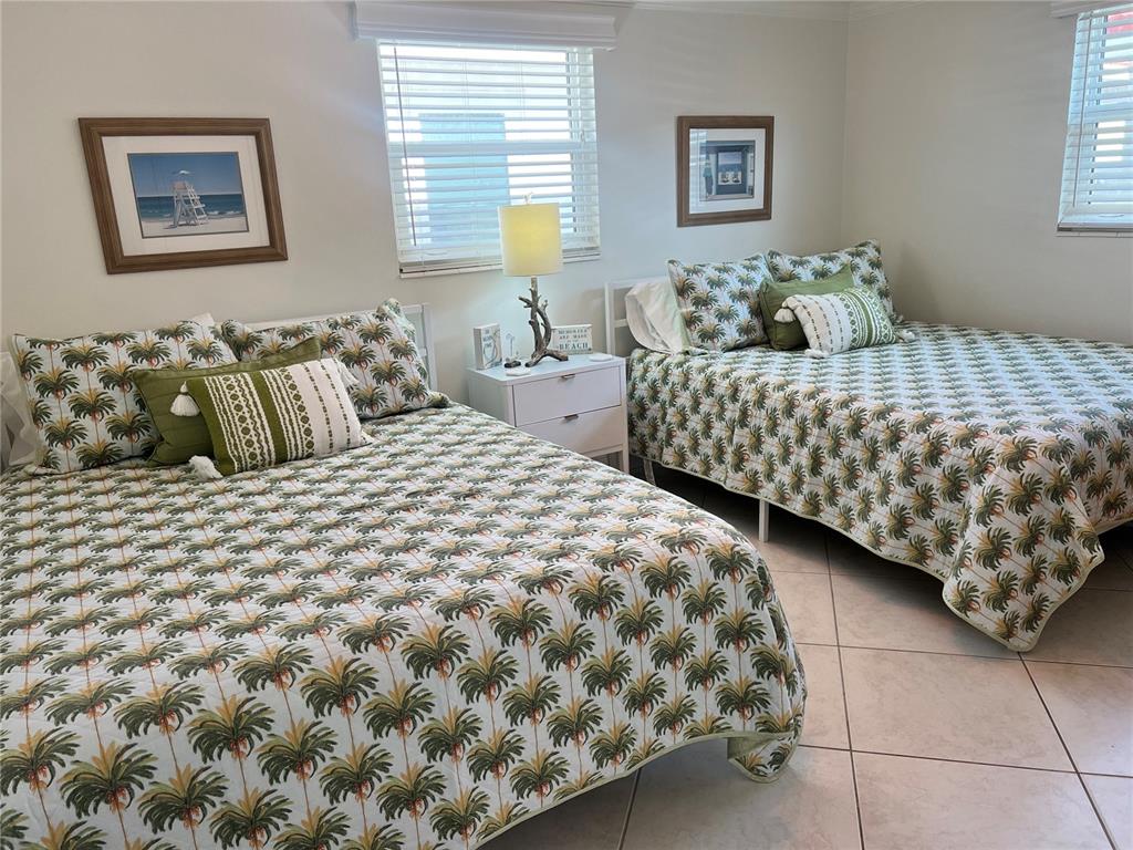 6154 Midnight Pass Road, Unit B16 Sarasota, FL 34242 - Photo 7 of 14 a bedroom with a bed and lamp