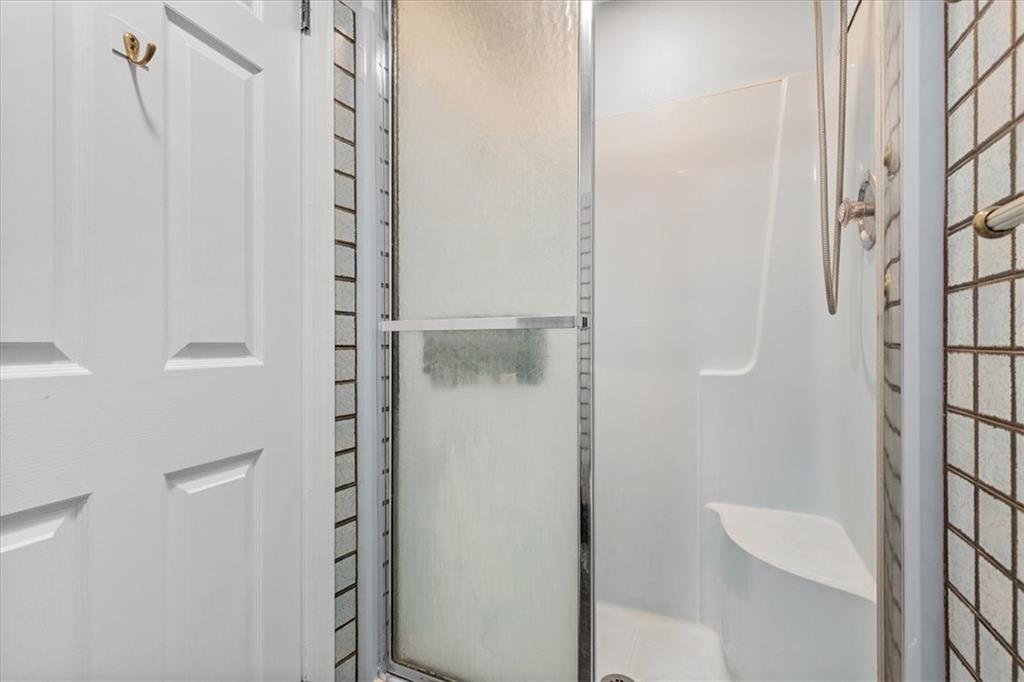 2603 Glenchester Road Wexford, PA 15090 - Photo 32 of 45 a bathroom with a shower