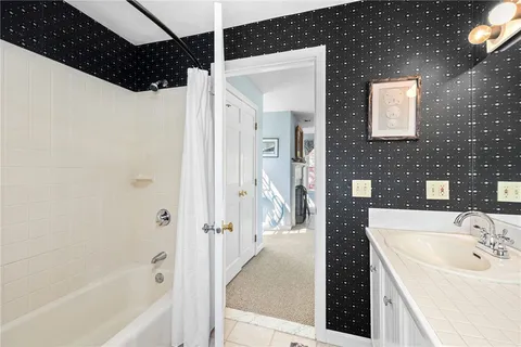 $2,975 | 93 Mill Street, Unit B, Newport, RI 02840
