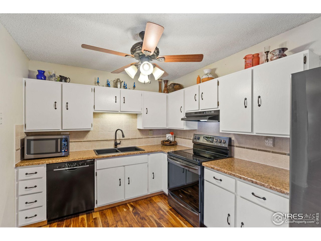 2 Spruce Court Windsor, CO 80550 - Photo 6 of 31 Nicely appointed kitchen