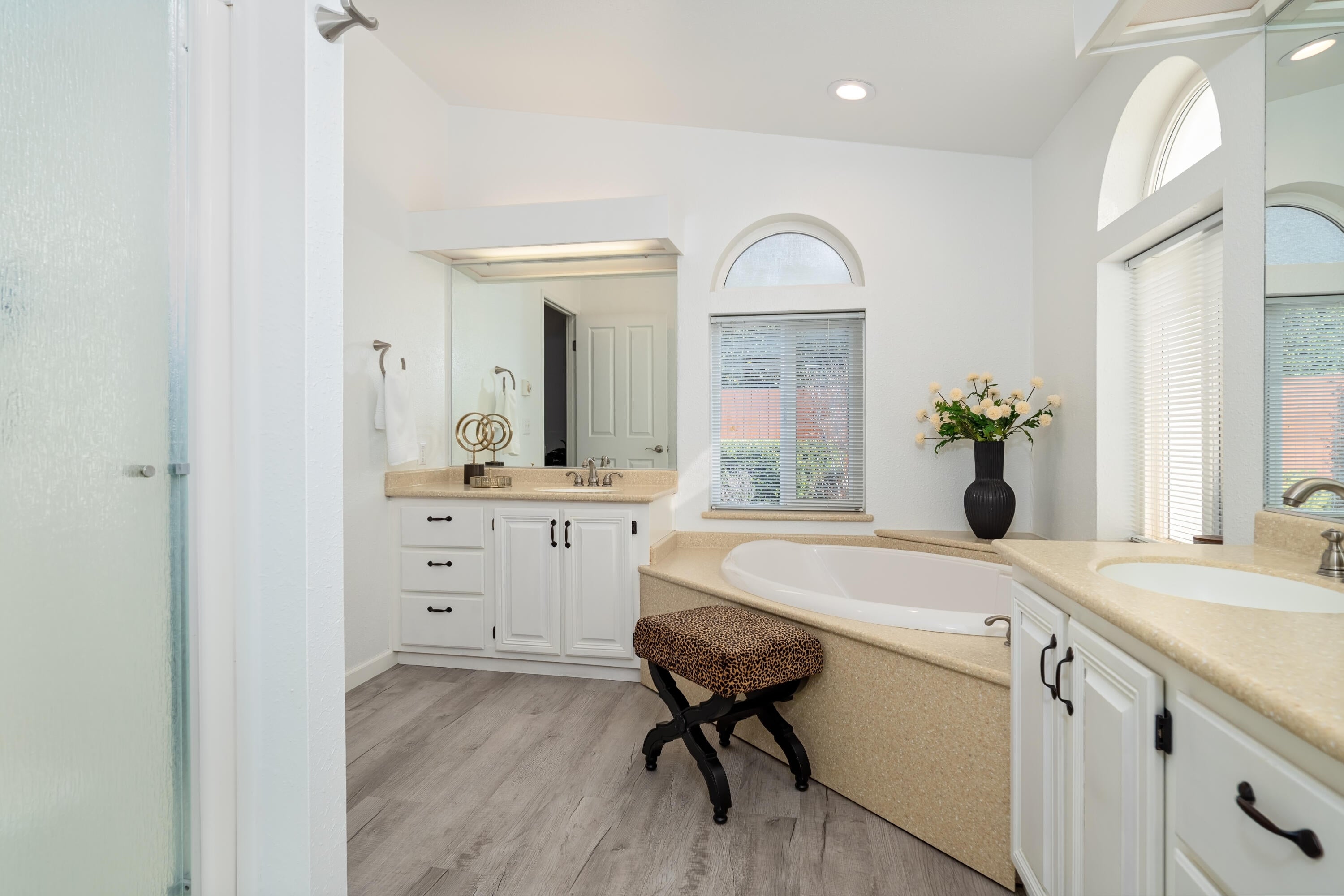 555 Freeman Road, Unit 73 Central Point, OR 97502 - Photo 11 of 33 Primary ensuite bath with separate vanities/sinks