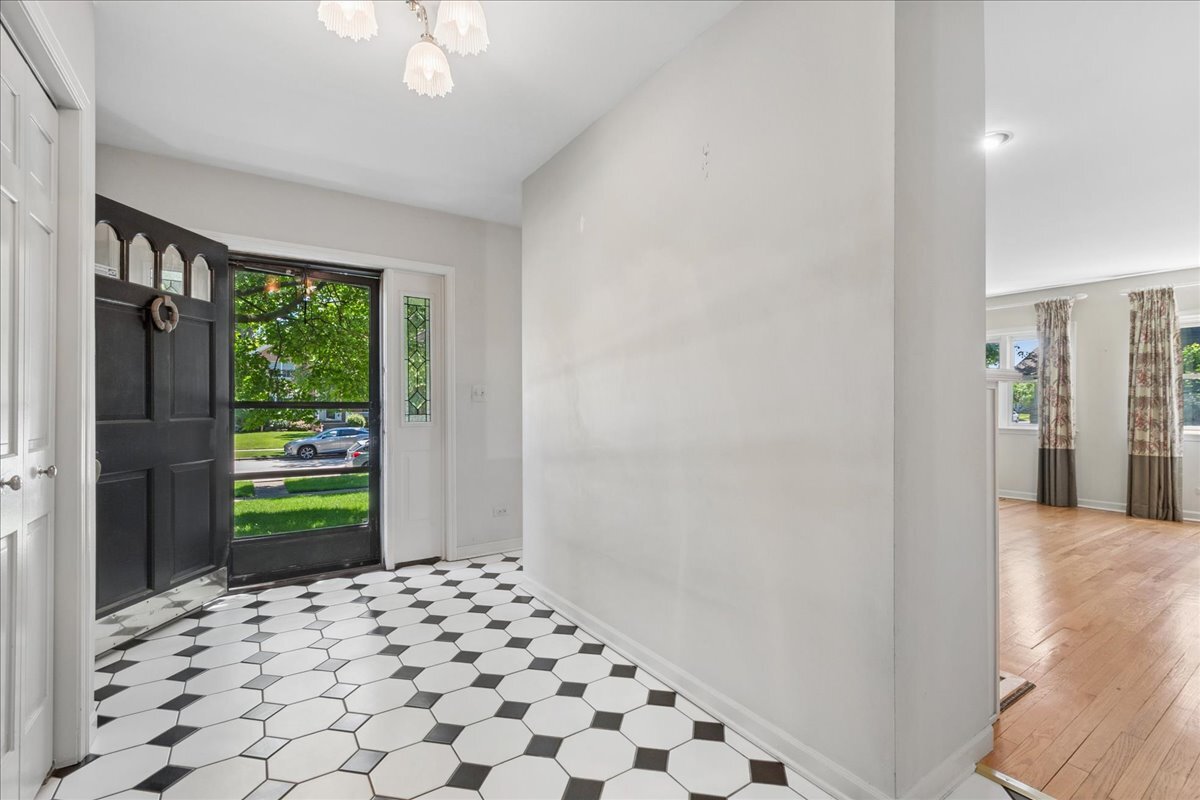 708 Courtland Avenue Park Ridge, IL 60068 - Photo 2 of 33 Gallery Image 2