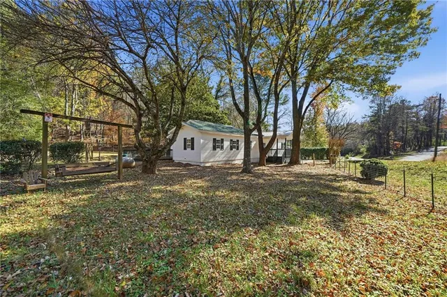 a view of yard with tree