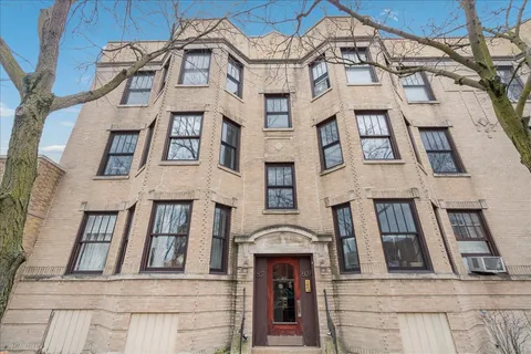 $299,000 | 609 West Melrose Street, Unit 2, Chicago, IL 60657