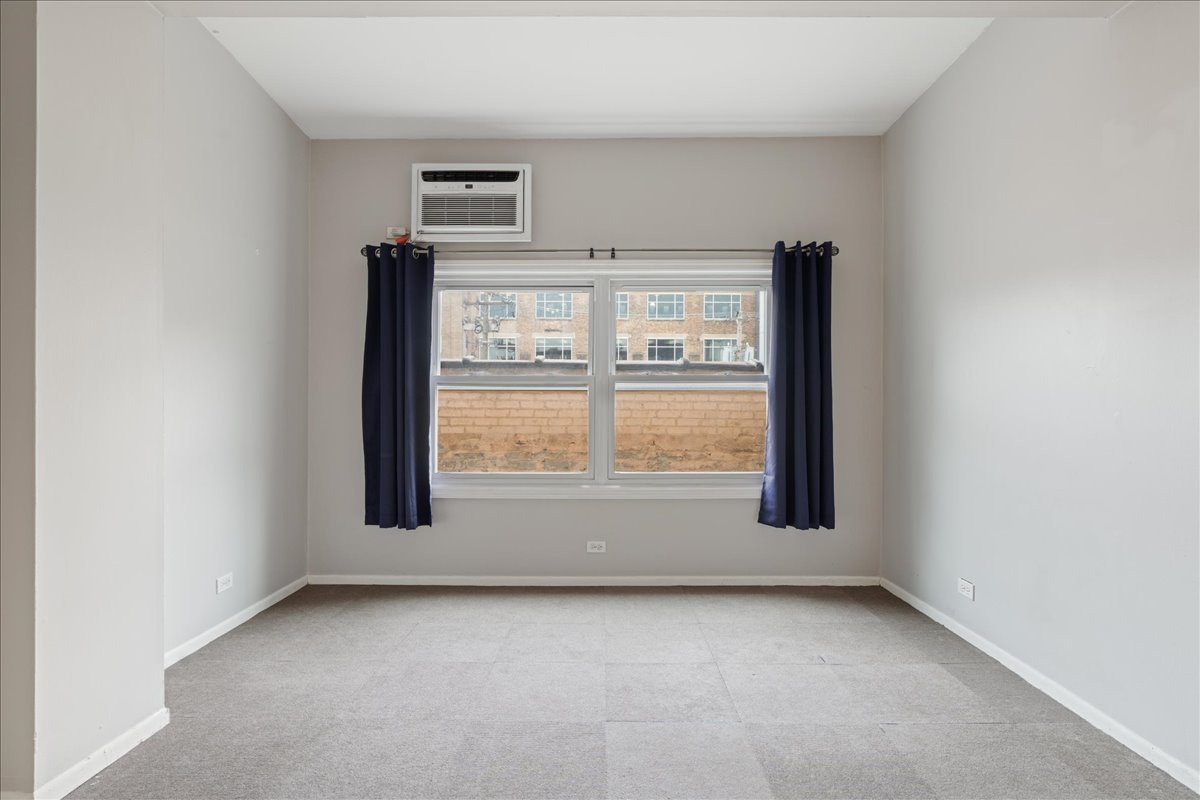 609 West Melrose Street, Unit 2 Chicago, IL 60657 - Photo 13 of 16 an empty room with a window