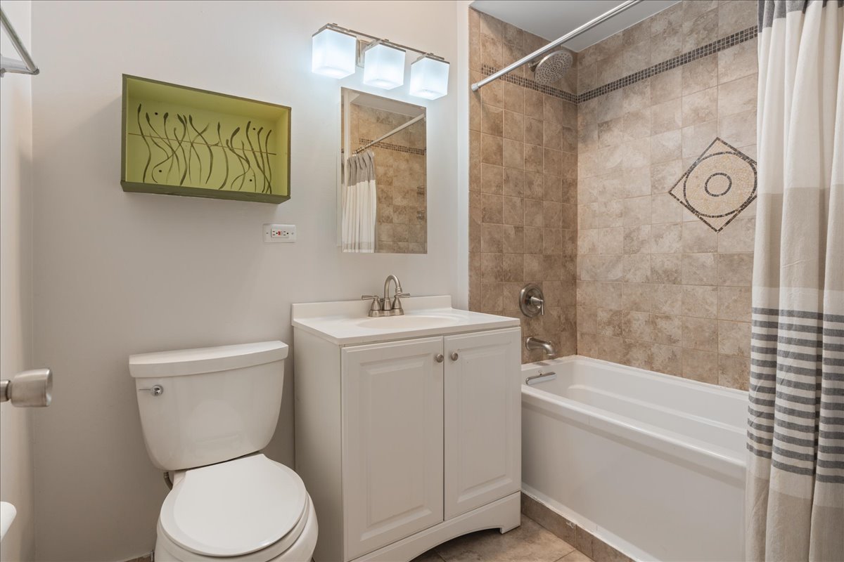 609 West Melrose Street, Unit 2 Chicago, IL 60657 - Photo 14 of 16 a bathroom with a toilet sink and shower