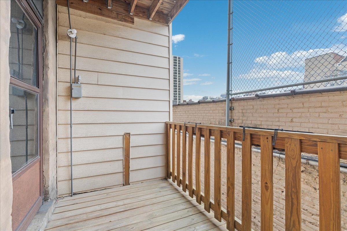 609 West Melrose Street, Unit 2 Chicago, IL 60657 - Photo 16 of 16 a view of a balcony