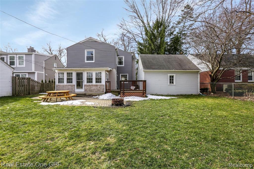 1094 Roslyn Road Grosse Pointe Woods, MI 48236 - Photo 35 of 41