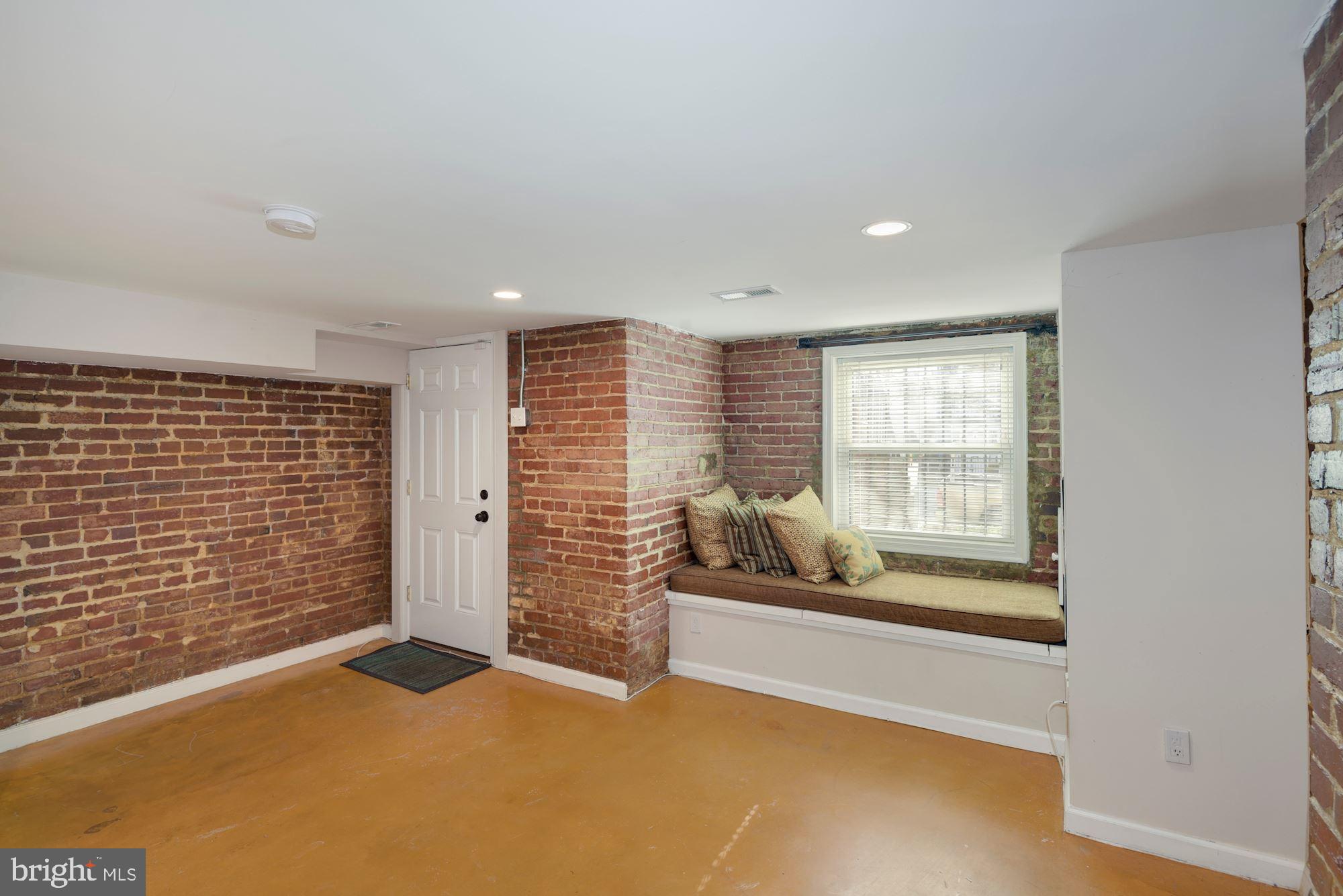2721 Ontario Road Northwest, Unit B Washington, DC 20009 - Photo 7 of 21 Entrance area with sitting area