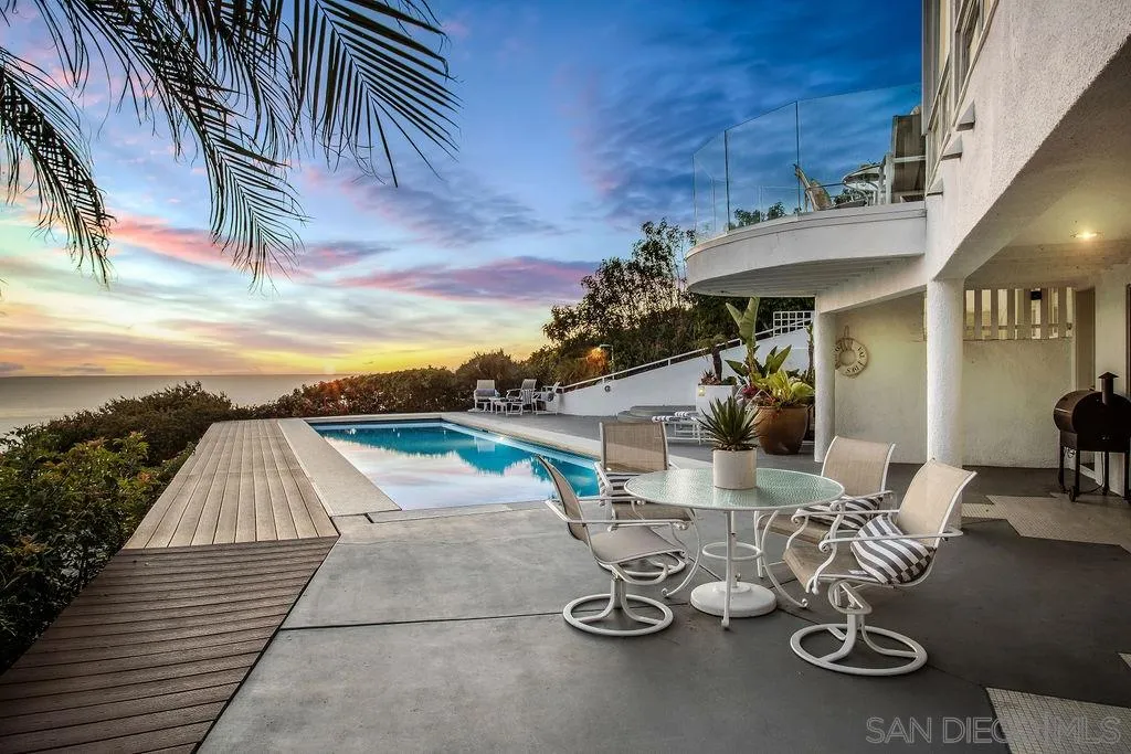 925 Havenhurst Drive La Jolla, CA 92037 - Photo 15 of 17 a view of a chairs and tables in patio