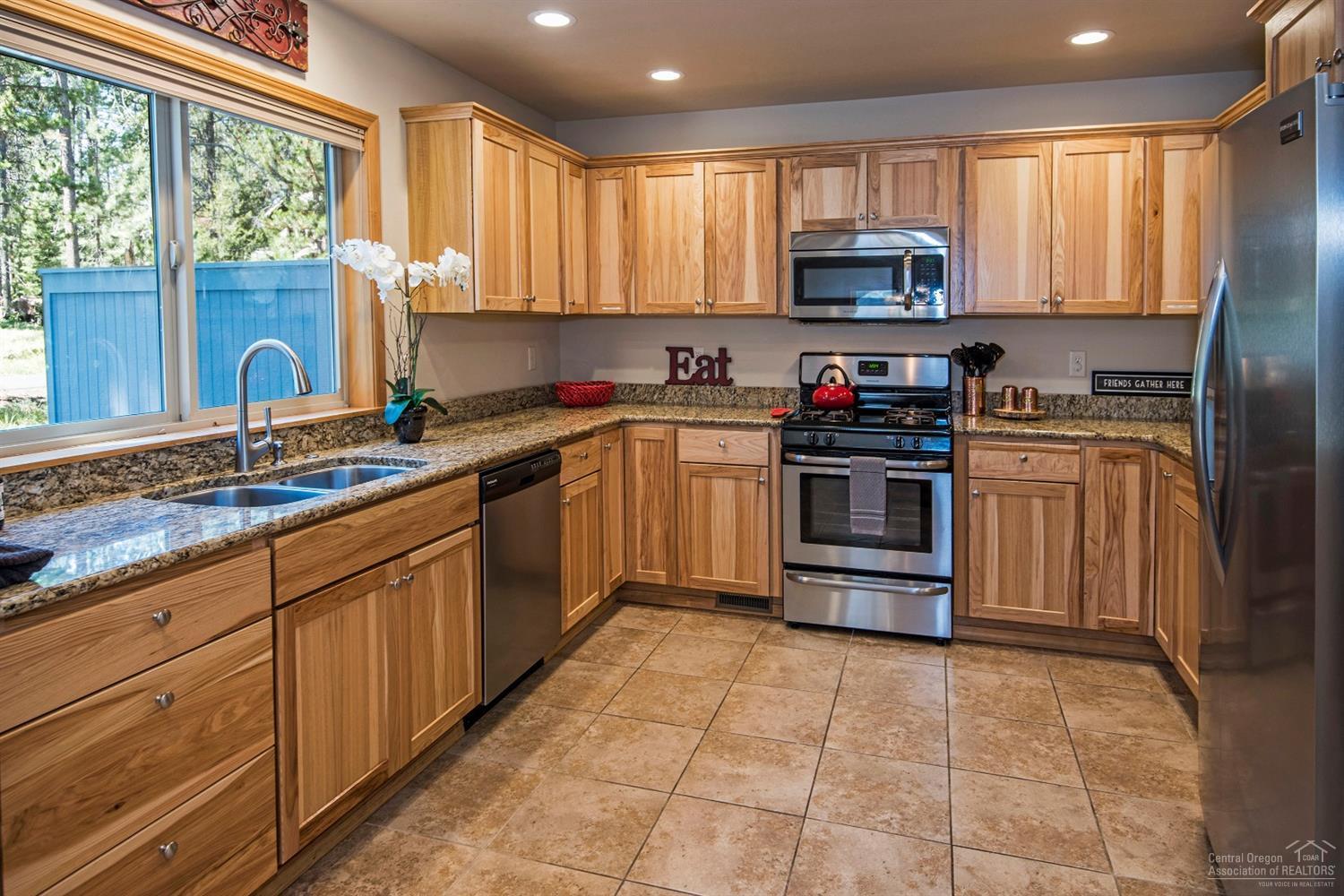 18125 Modoc Lane Sunriver, OR 97707 - Photo 6 of 21 Stainless appliances, granite prep space