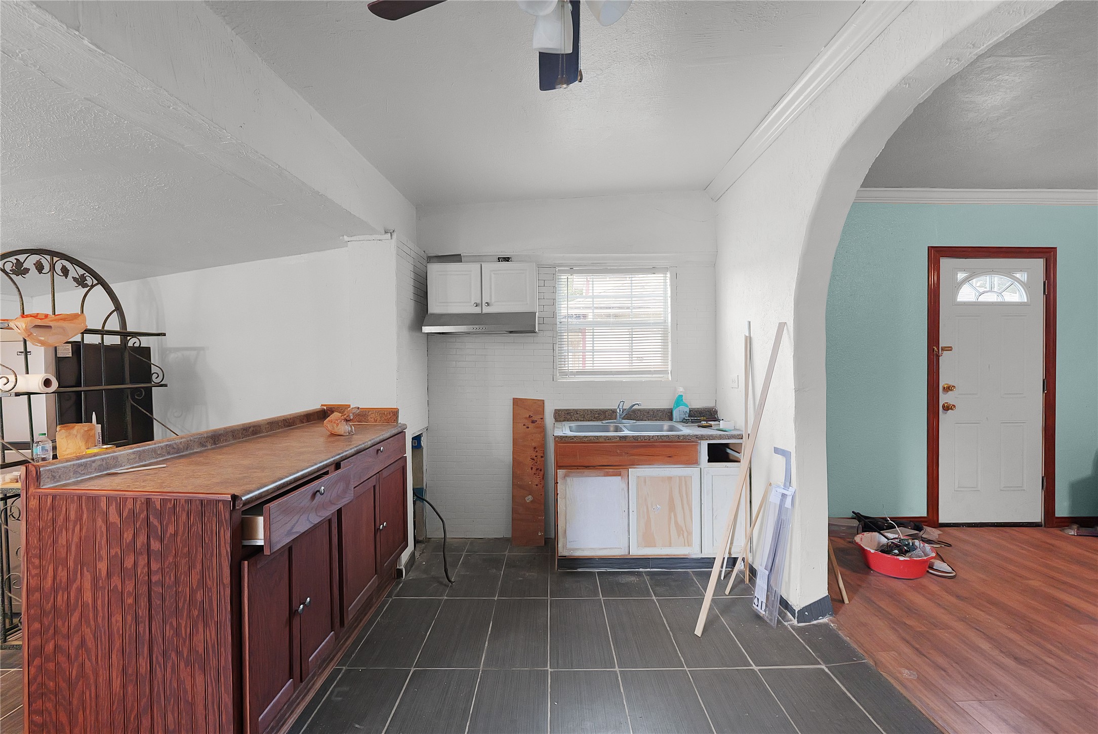7525 Canal Street Houston, TX 77012 - Photo 15 of 18 a kitchen that has a lot of cabinets in it