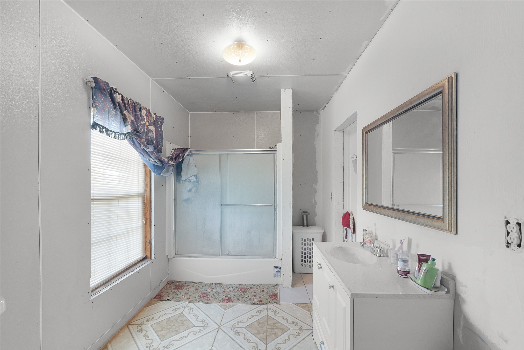7525 Canal Street Houston, TX 77012 - Photo 16 of 18 a bathroom with a bathtub sink and mirror