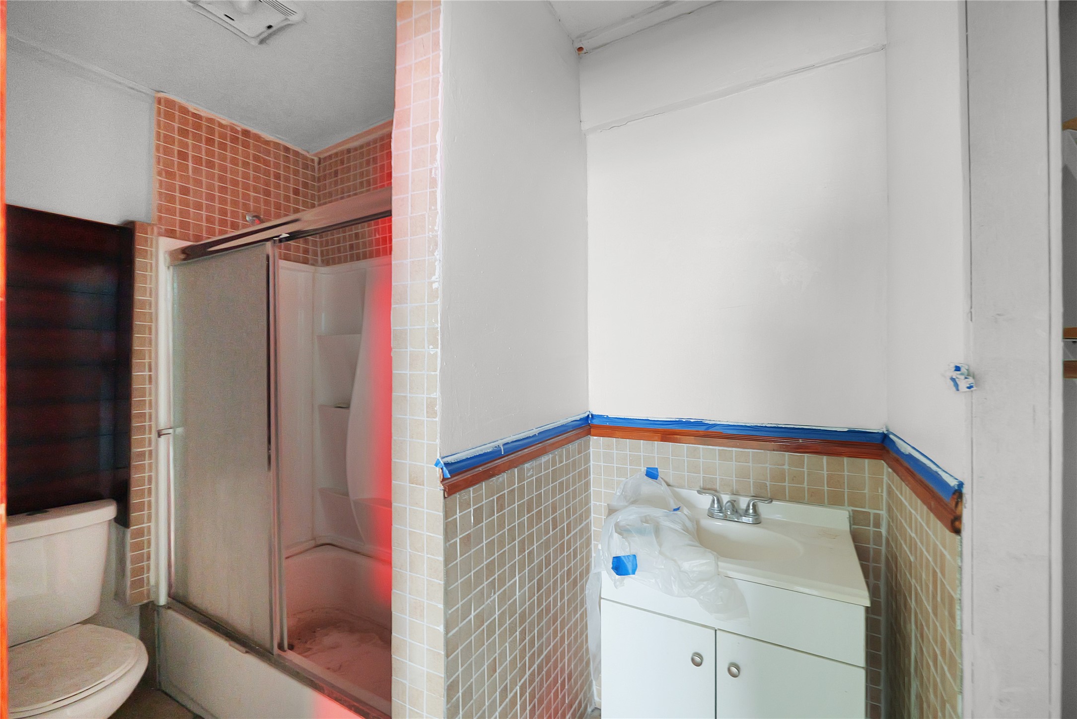 7525 Canal Street Houston, TX 77012 - Photo 18 of 18 a bathroom with a bathtub and toilet