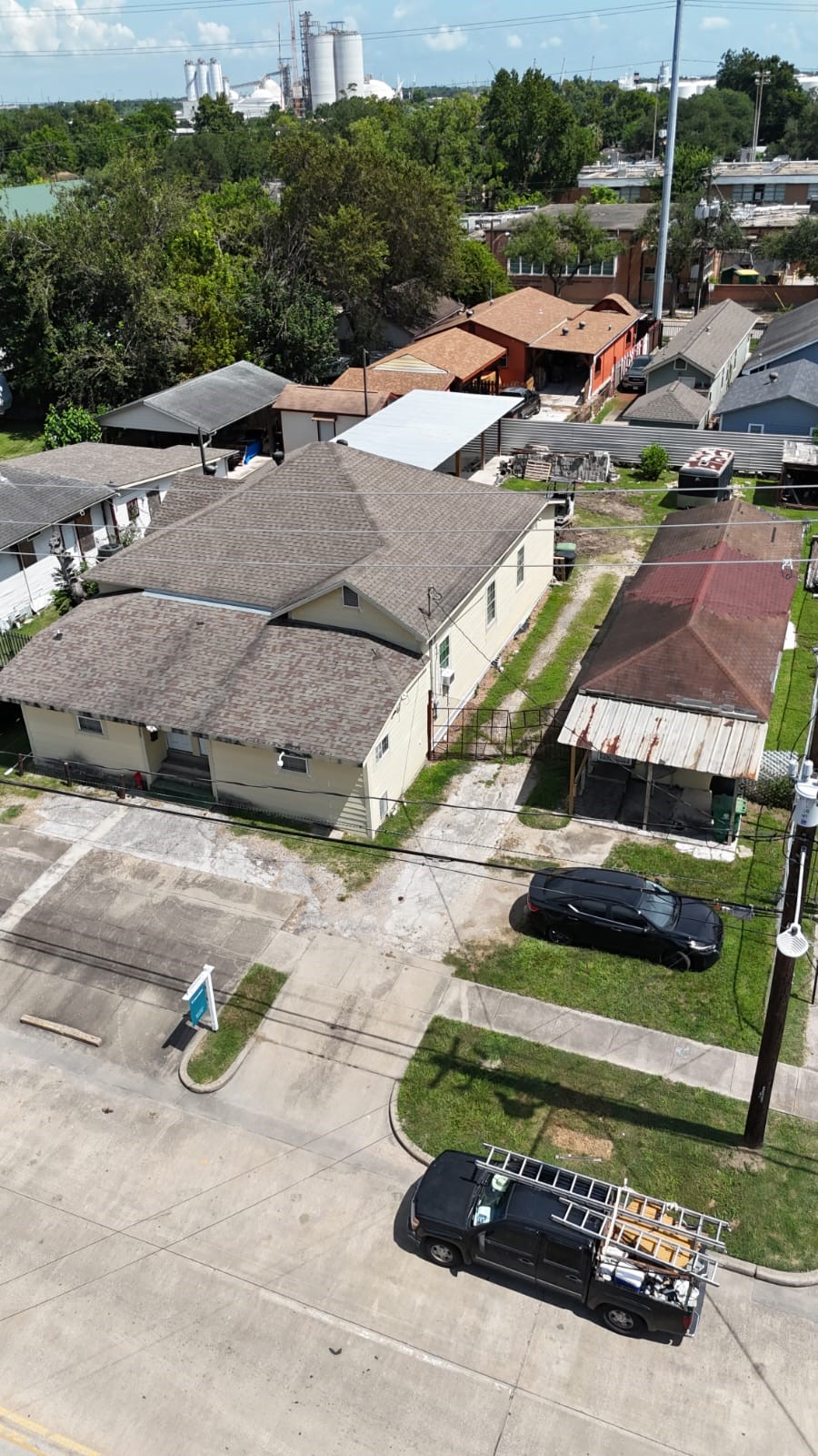 7525 Canal Street Houston, TX 77012 - Photo 2 of 18 a view of a street with a barn