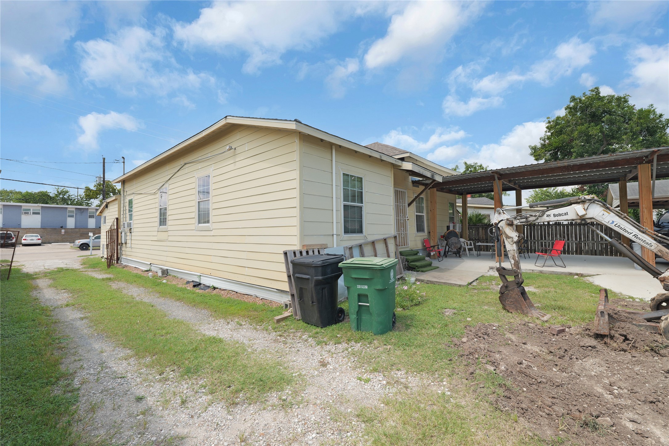 7525 Canal Street Houston, TX 77012 - Photo 4 of 18 a view of a backyard with sitting area