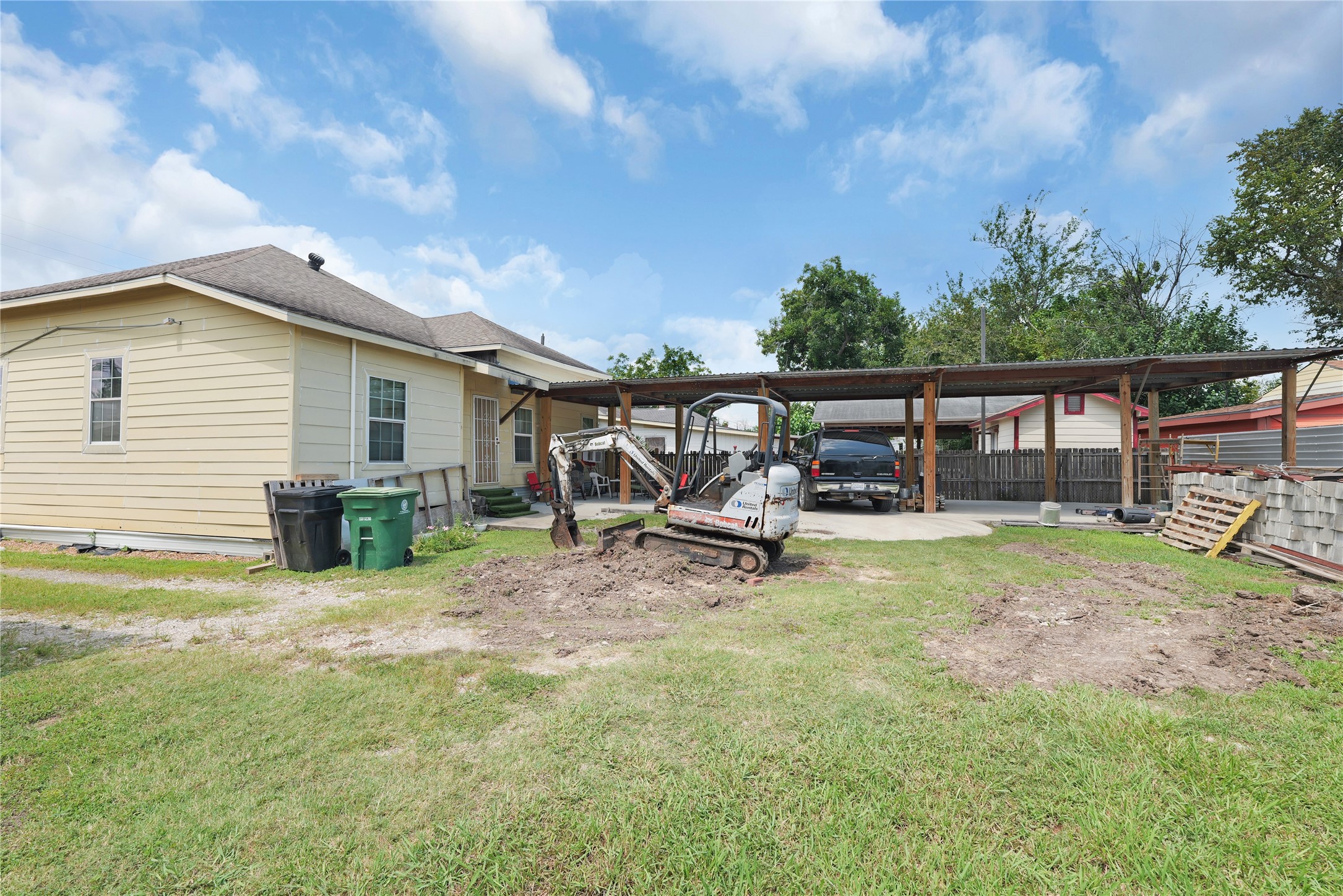 7525 Canal Street Houston, TX 77012 - Photo 5 of 18 a view of a house with backyard and sitting area