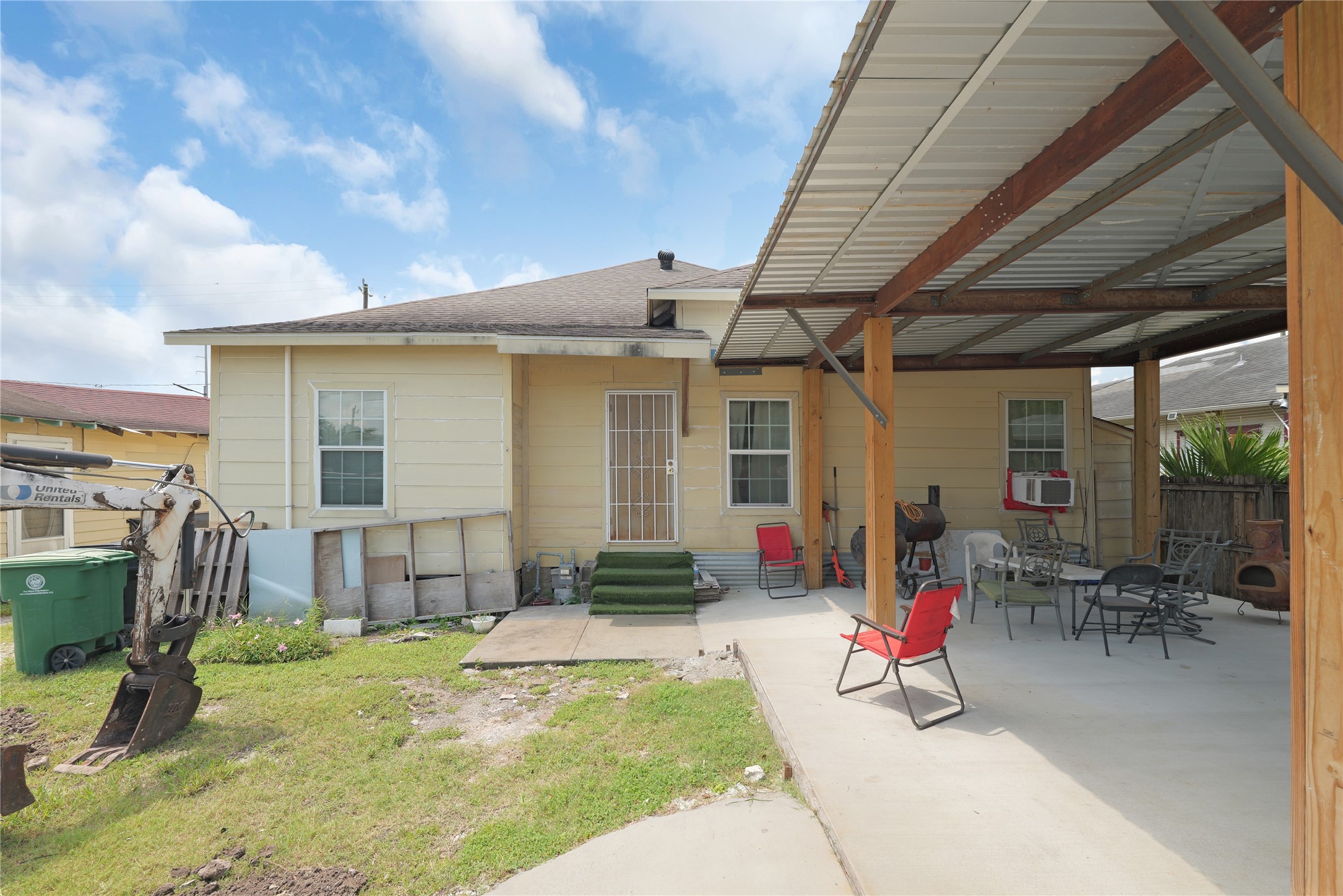 7525 Canal Street Houston, TX 77012 - Photo 6 of 18 a view of a house with backyard and furniture