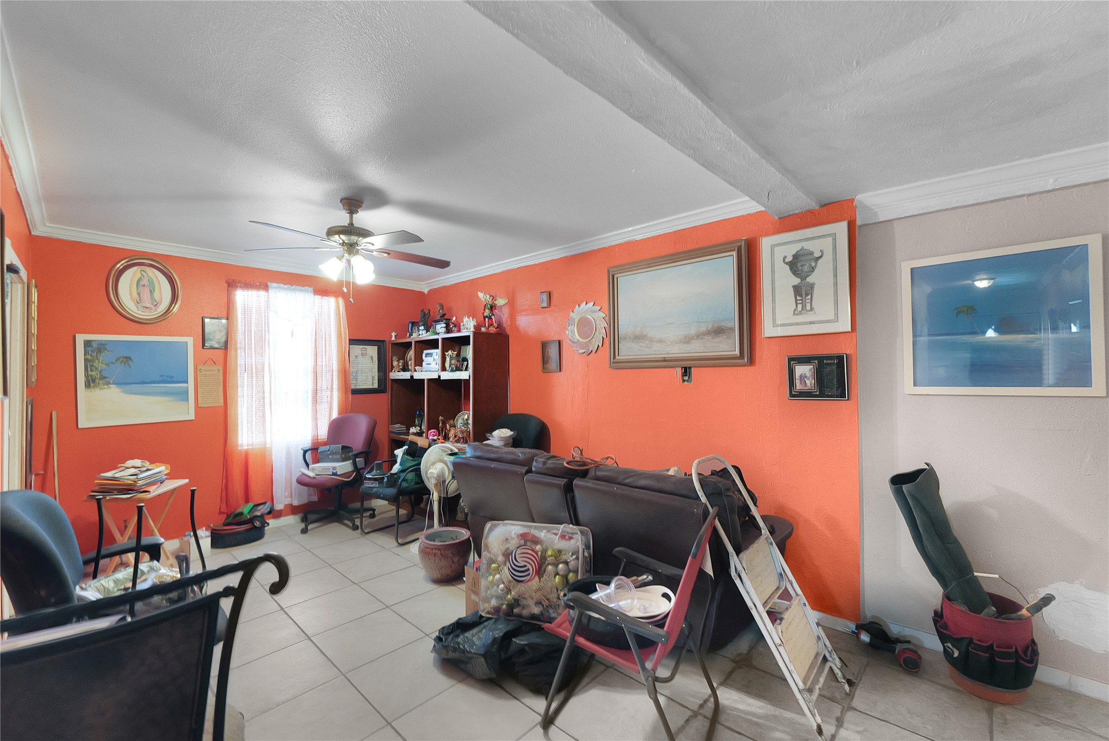 7525 Canal Street Houston, TX 77012 - Photo 9 of 18 a living room with furniture a flat screen tv and a lamp