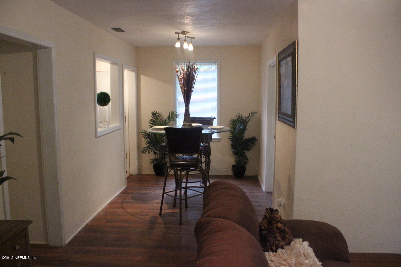 4525 Sunderland Road Jacksonville, FL 32210 - Photo 19 of 35 a living room with furniture and a window