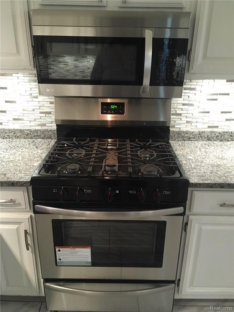 23680 Rockingham Street Southfield, MI 48033 - Photo 13 of 23 23680 Mico wave and Oven combo.JPG