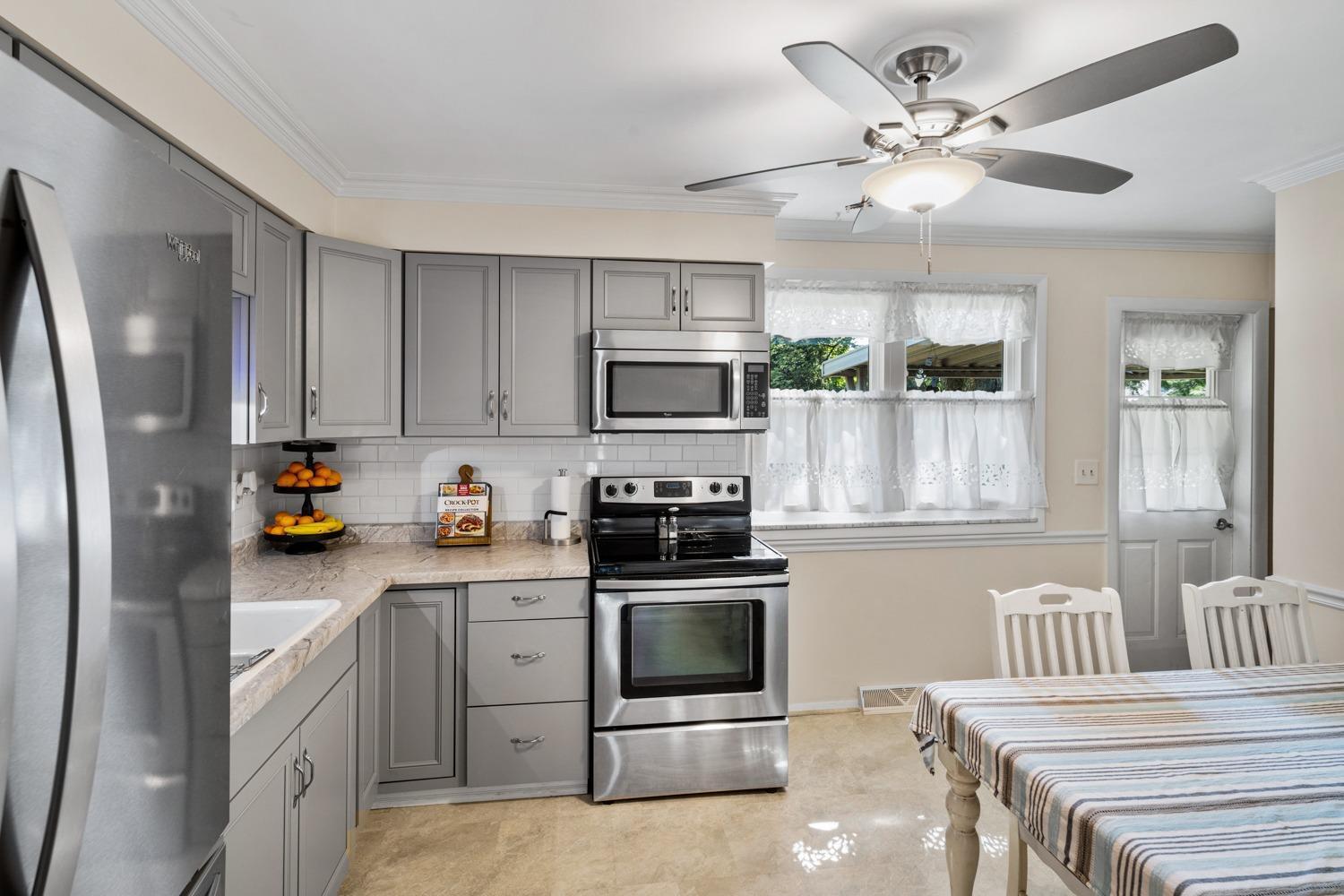 1082 Anderson Ferry Road Cincinnati, OH 45238 - Photo 10 of 36