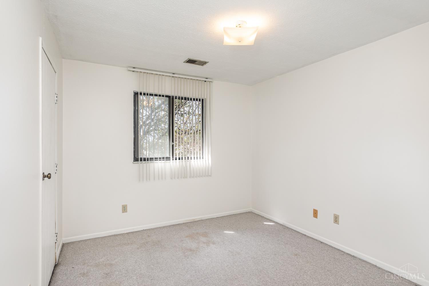 518 Riddle Road, Unit 12 Cincinnati, OH 45220 - Photo 12 of 15