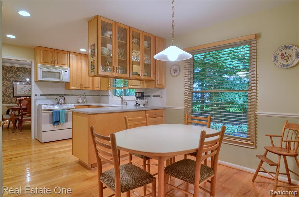 33877 Hunters Pointe Road Farmington Hills, MI 48331 - Photo 11 of 44