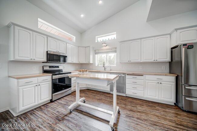200 Agte Road Plummer, ID 83851 - Photo 9 of 51 Light & bright kitchen