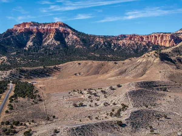 $900,000 | 1040 West Under The Rim Road, Tropic, UT 84776
