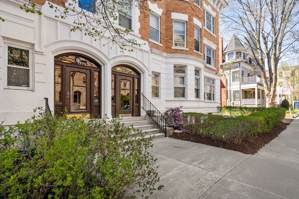 10 Kilsyth Road, Unit 2 Brookline, MA 02445 - Photo 1 of 21 a front view of a house