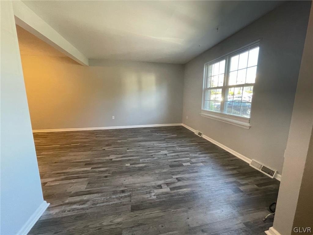 126 Springhouse Road Allentown, PA 18104 - Photo 4 of 40 Living Room