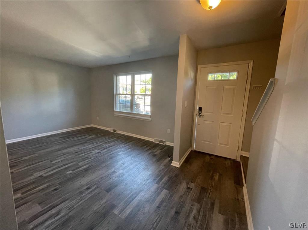 126 Springhouse Road Allentown, PA 18104 - Photo 5 of 40 Living Room