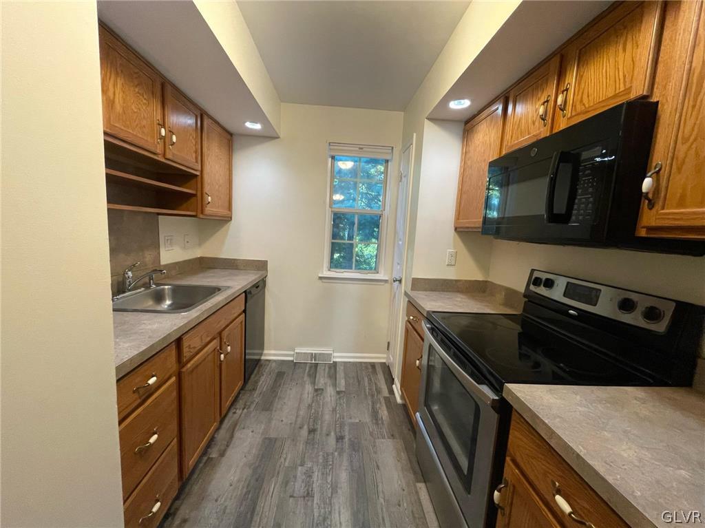 126 Springhouse Road Allentown, PA 18104 - Photo 9 of 40 Galley Kitchen