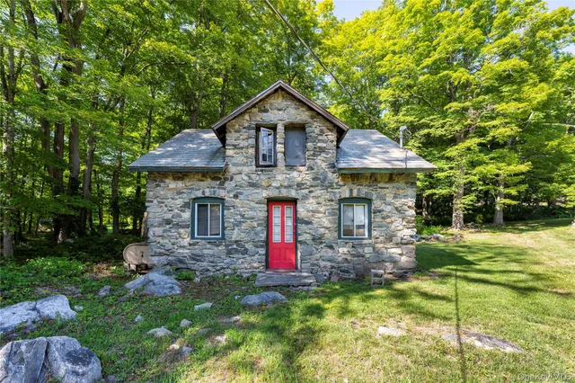 a front view of house with yard