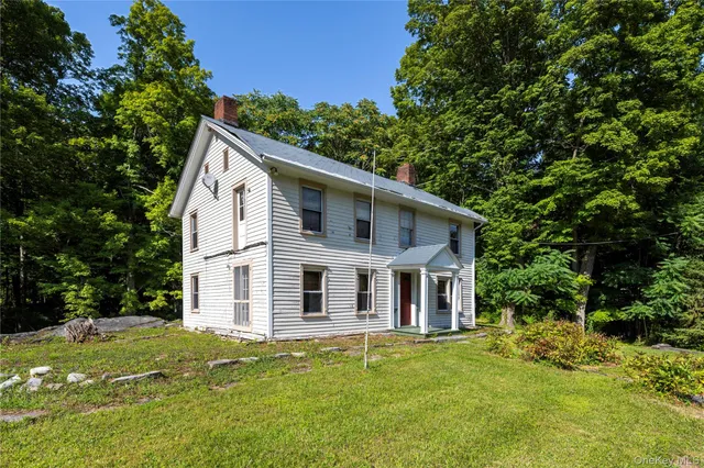 a view of a yard in front of house