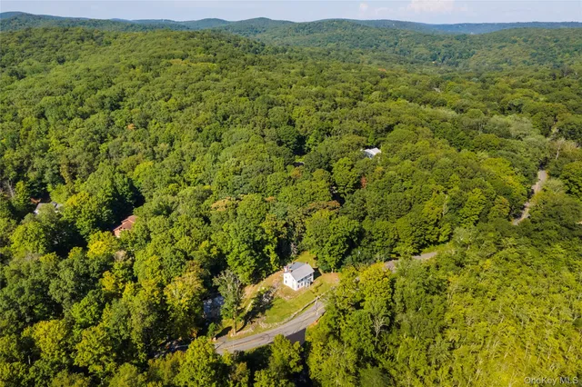 a view of backyard of the house