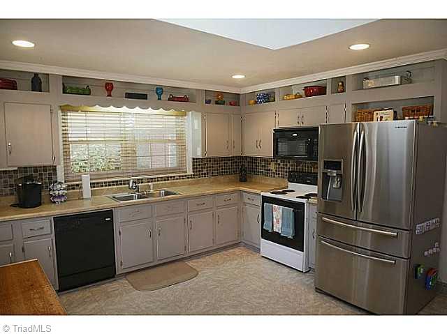 825 Cliff Road Asheboro, NC 27203 - Photo 4 of 16 Kitchen.