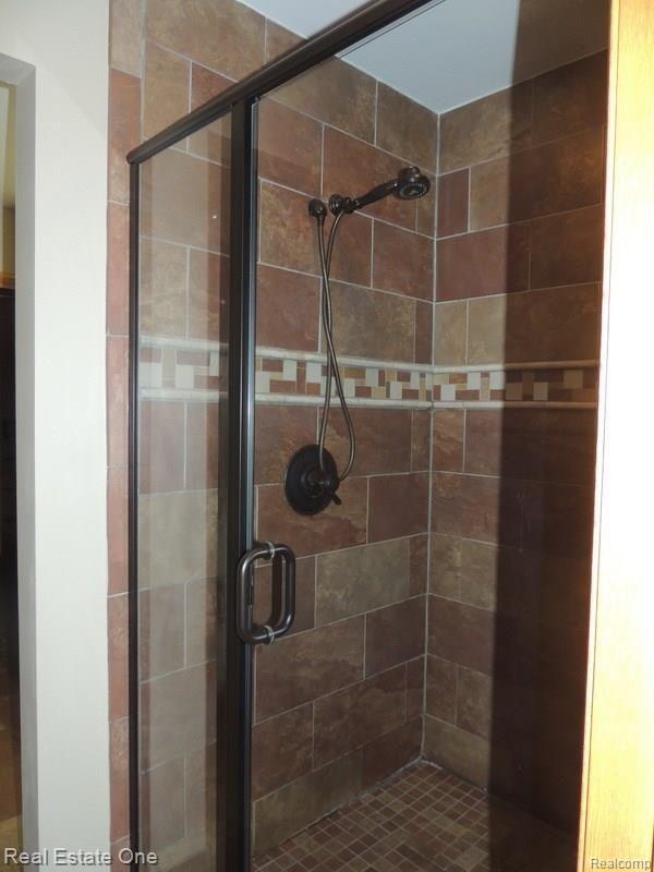 2199 Crystal Drive Rochester, MI 48309 - Photo 22 of 43 Master shower