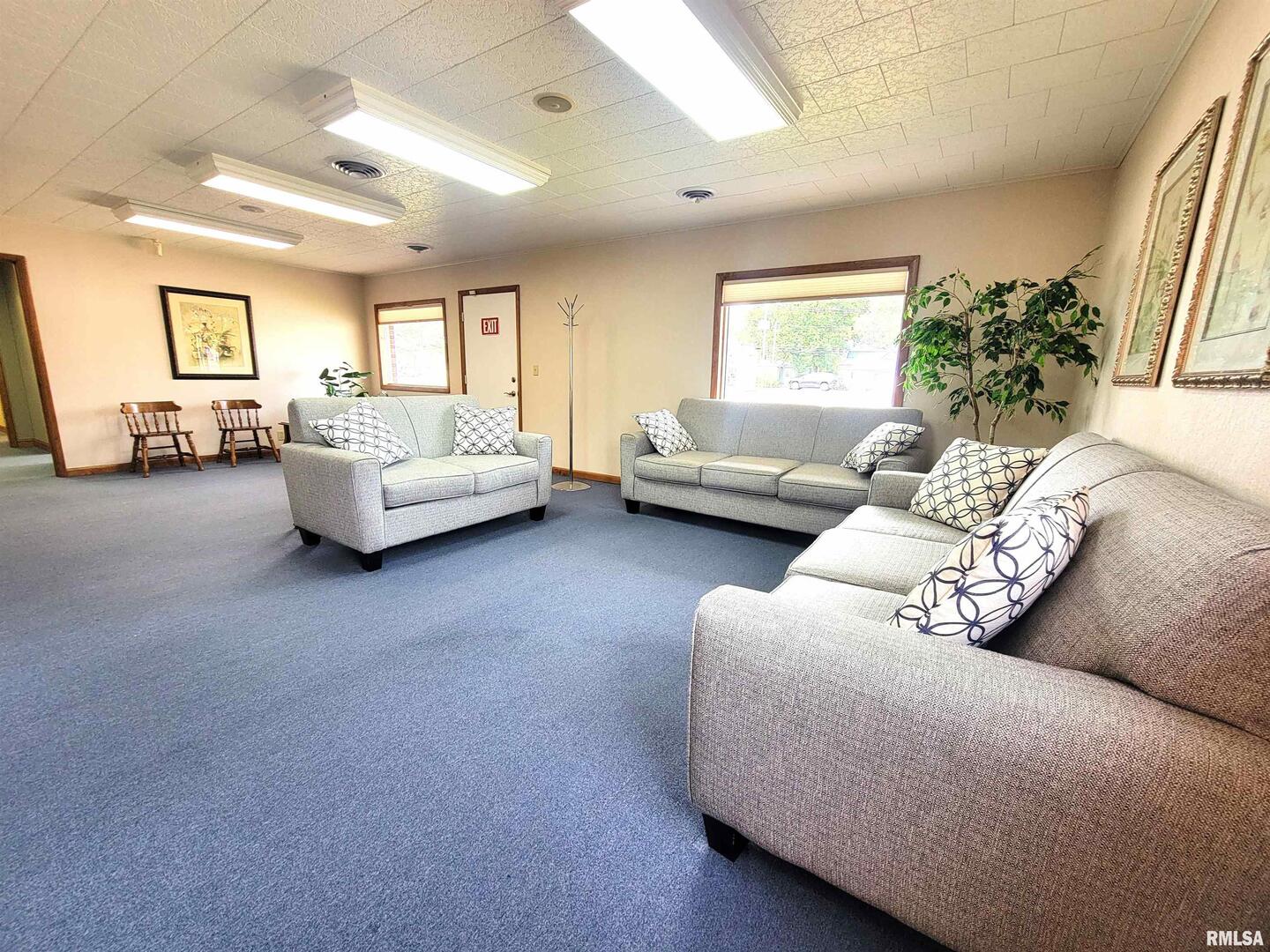 119 West 2nd Street Flora, IL 62839 - Photo 12 of 99 a living room with furniture and a large window