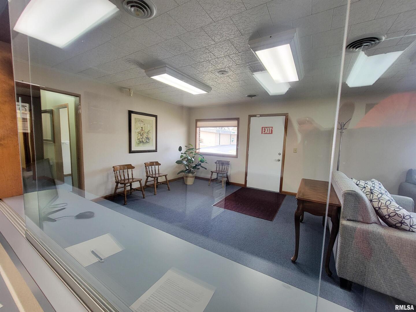 119 West 2nd Street Flora, IL 62839 - Photo 22 of 99 a living room with furniture and a large mirror