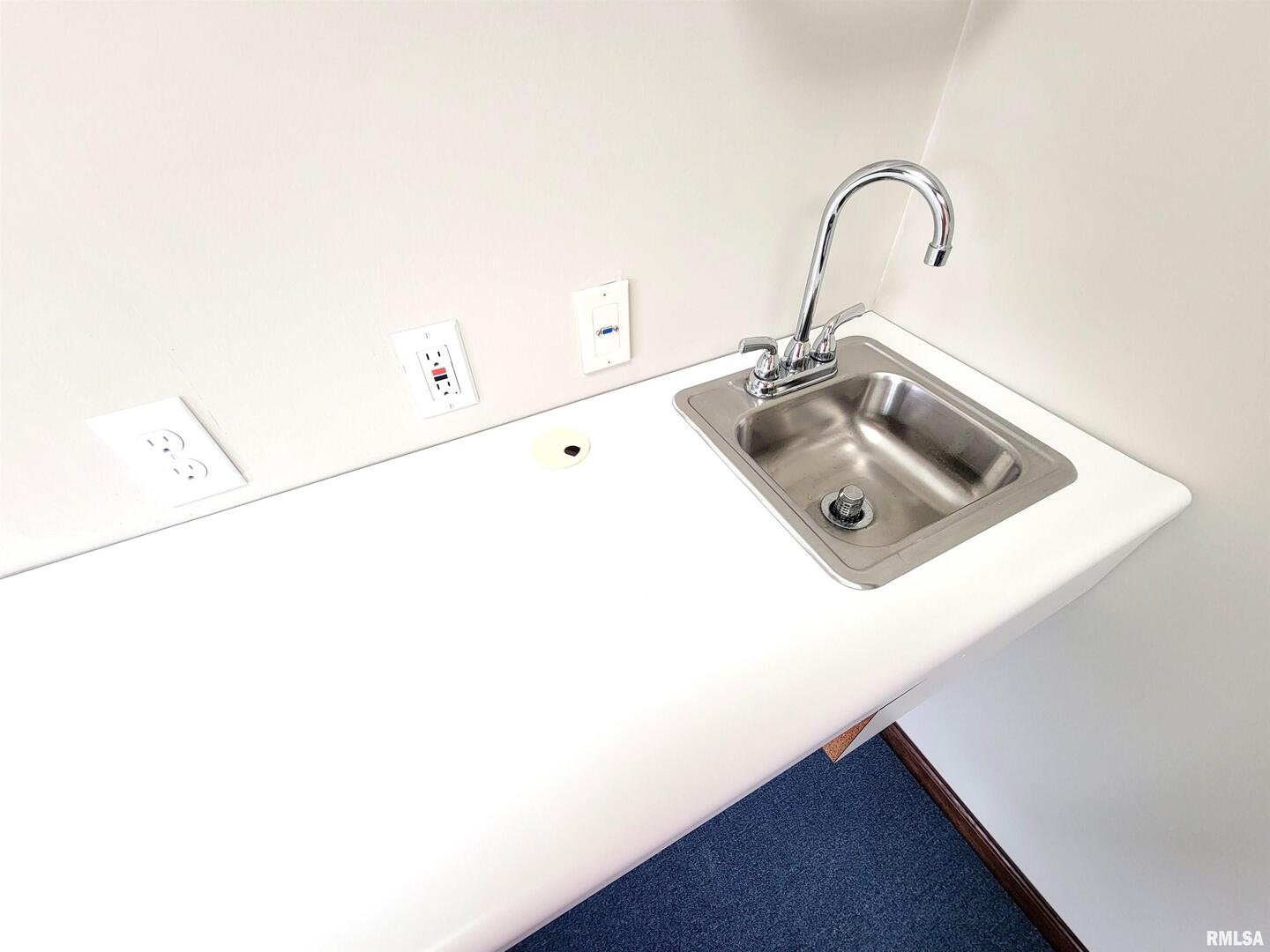 119 West 2nd Street Flora, IL 62839 - Photo 33 of 99 a close view of a sink in the kitchen