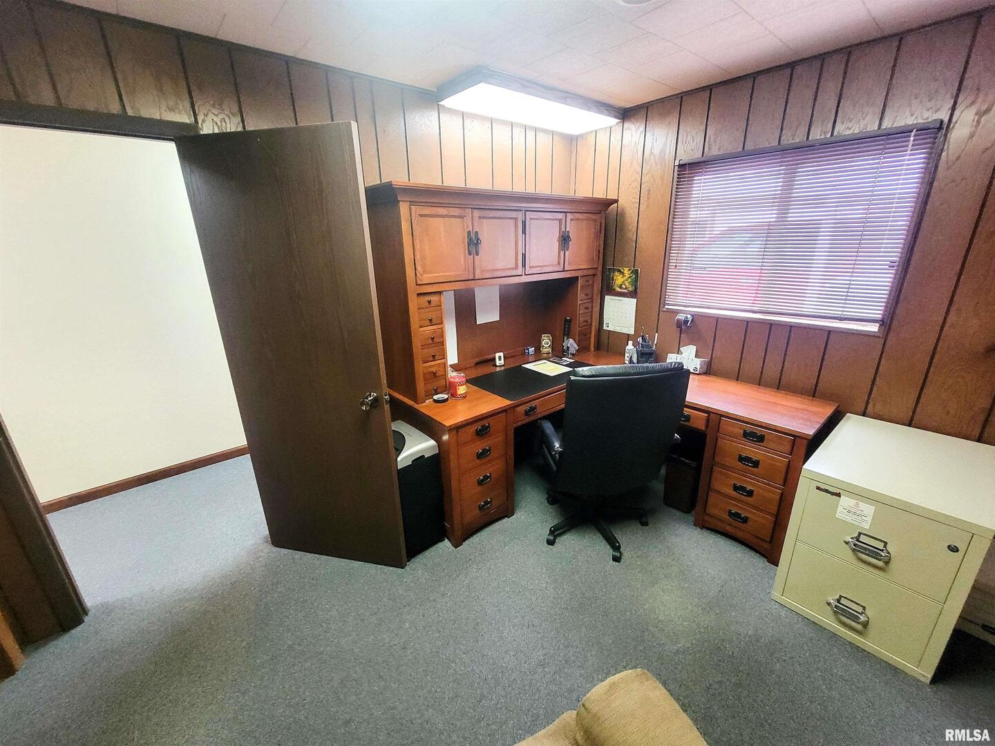 119 West 2nd Street Flora, IL 62839 - Photo 57 of 99 a room with furniture and a window