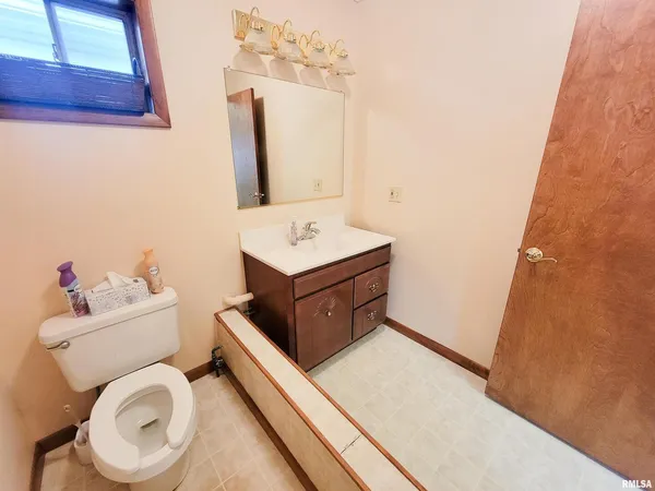 $144,000 | 119 West 2nd Street, Flora, IL 62839