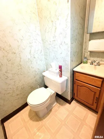 $144,000 | 119 West 2nd Street, Flora, IL 62839
