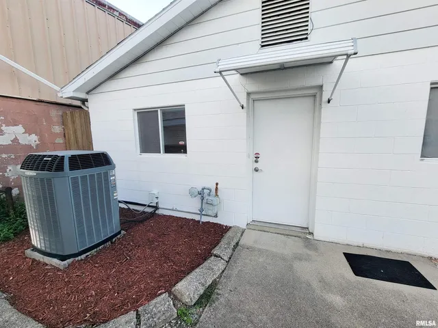 $149,000 | 119 West 2nd Street, Flora, IL 62839